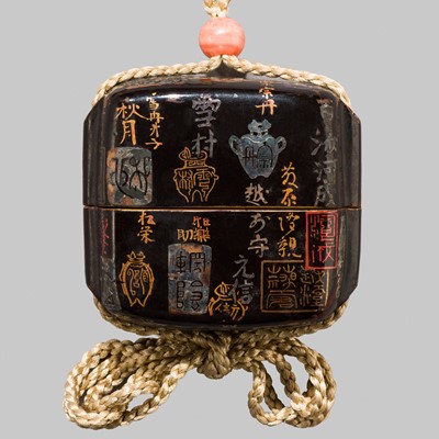 Lot 375 - AN UNUSUAL INLAID LACQUER SINGLE-CASE INRO WITH SIGNATURES AND SEAL MARKS
