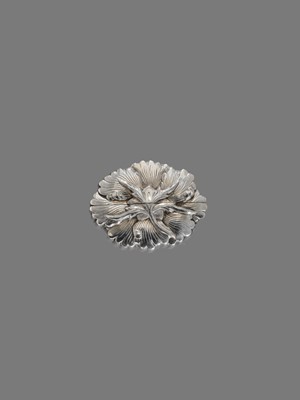 Lot 57 - A SUPERB SILVER SINGLE-CASE INRO OF A PEONY, ATTRIBUTED TO UNNO SHOMIN