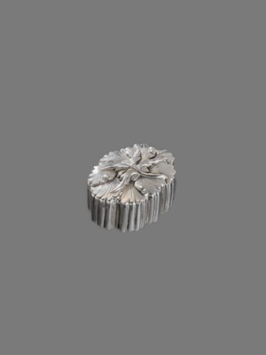 Lot 57 - A SUPERB SILVER SINGLE-CASE INRO OF A PEONY, ATTRIBUTED TO UNNO SHOMIN