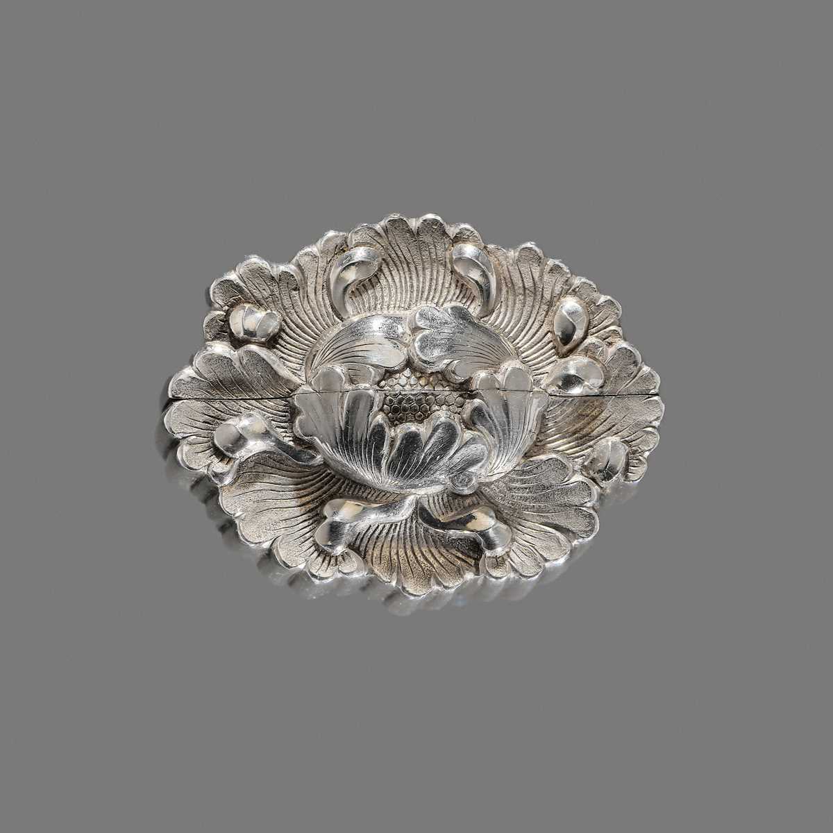 Lot 57 - A SUPERB SILVER SINGLE-CASE INRO OF A PEONY, ATTRIBUTED TO UNNO SHOMIN