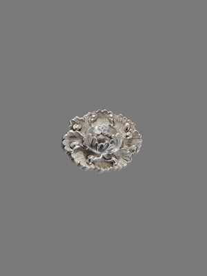 Lot 57 - A SUPERB SILVER SINGLE-CASE INRO OF A PEONY, ATTRIBUTED TO UNNO SHOMIN