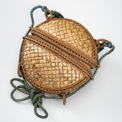 Lot 1442 - A CIRCULAR SINGLE-CASE RATTAN INRO