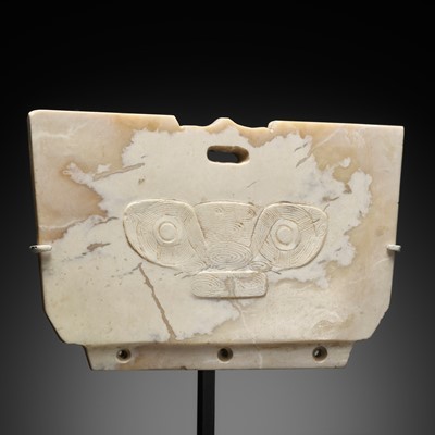Lot 133 - AN IVORY COLORED JADE COMB HANDLE WITH TAOTIE MASK, LIANGZHU CULTURE