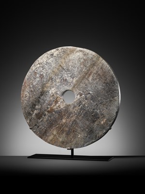 Lot 134 - A VERY LARGE MOTTLED GRAY JADE DISC, BI, LIANGZHU CULTURE