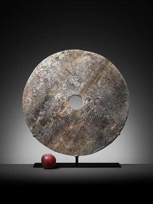 Lot 134 - A VERY LARGE MOTTLED GRAY JADE DISC, BI, LIANGZHU CULTURE