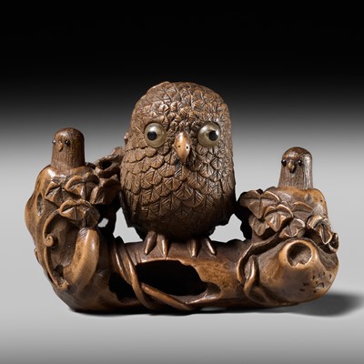 Lot 167 - KANO TOMOKAZU: A SUPERB WOOD NETSUKE OF AN OWL WITH MOVABLE OWLETS