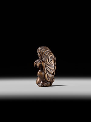 Lot 108 - A VERY RARE WOOD NETSUKE OF DARUMA IMITATING A GHOST