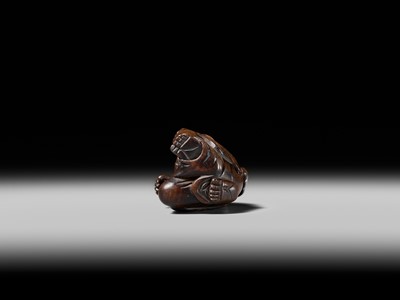 Lot 108 - A VERY RARE WOOD NETSUKE OF DARUMA IMITATING A GHOST