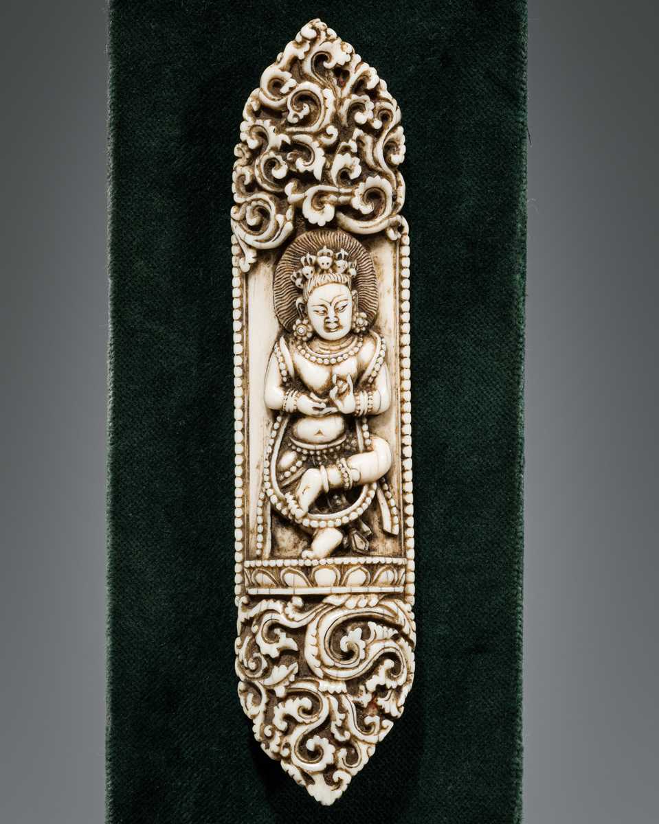 Lot 10 - A BONE PLAQUE FROM A TANTRIC SHANMUDRA (APRON) DEPICTING MAHAKALA, TIBET, 17TH-18TH CENTURY