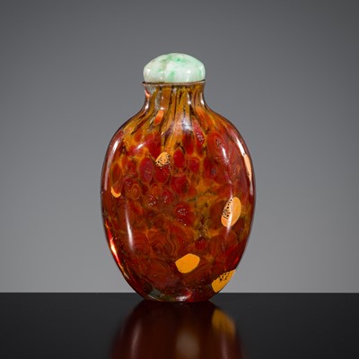 Lot 495 - A ‘REALGAR’ SANDWICHED GLASS SNUFF BOTTLE, 1750-1850