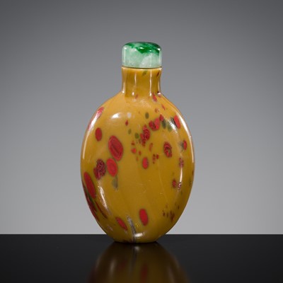 Lot 496 - A SANDWICHED RED AND GREEN SPLASHED GLASS SNUFF BOTTLE, MID-QING DYNASTY