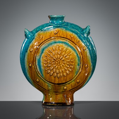 Lot 225 - A TURQUOISE AND AMBER GLAZE ‘LOTUS AND CHRYSANTHEMUM’ MOON FLASK, BIANFU, LATE MING DYNASTY