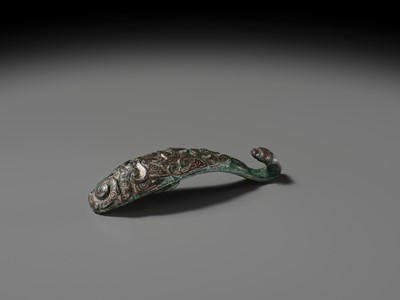 Lot 67 - A GOLD- AND SILVER-INLAID BRONZE BELT HOOK, WARRING STATES PERIOD