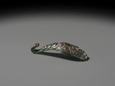 Lot 67 - A GOLD- AND SILVER-INLAID BRONZE BELT HOOK, WARRING STATES PERIOD