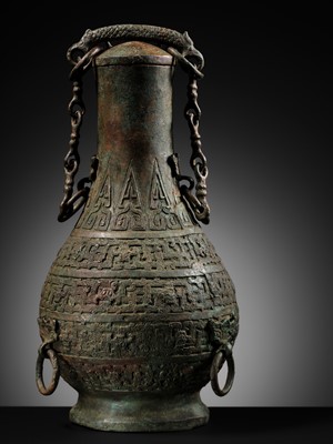 Lot 59 - AN INSCRIBED RITUAL WINE BRONZE VESSEL AND COVER, HU, MID-EASTERN ZHOU DYNASTY