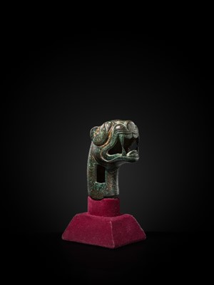 Lot 112 - A TURQUOIZE- AND SILVER-INLAID BRONZE ‘TIGER’ FINIAL, EASTERN HAN DYNASTY