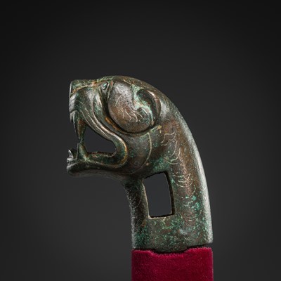 Lot 112 - A TURQUOIZE- AND SILVER-INLAID BRONZE ‘TIGER’ FINIAL, EASTERN HAN DYNASTY