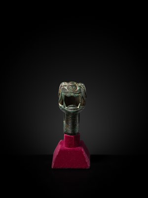 Lot 112 - A TURQUOIZE- AND SILVER-INLAID BRONZE ‘TIGER’ FINIAL, EASTERN HAN DYNASTY