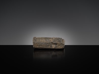 Lot 61 - A BRONZE ‘DRAGON HEAD’ CHARIOT POLE FITTING, WARRING STATES PERIOD