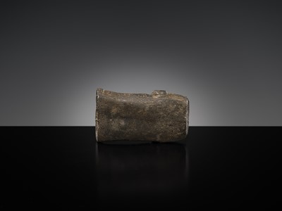 Lot 61 - A BRONZE ‘DRAGON HEAD’ CHARIOT POLE FITTING, WARRING STATES PERIOD