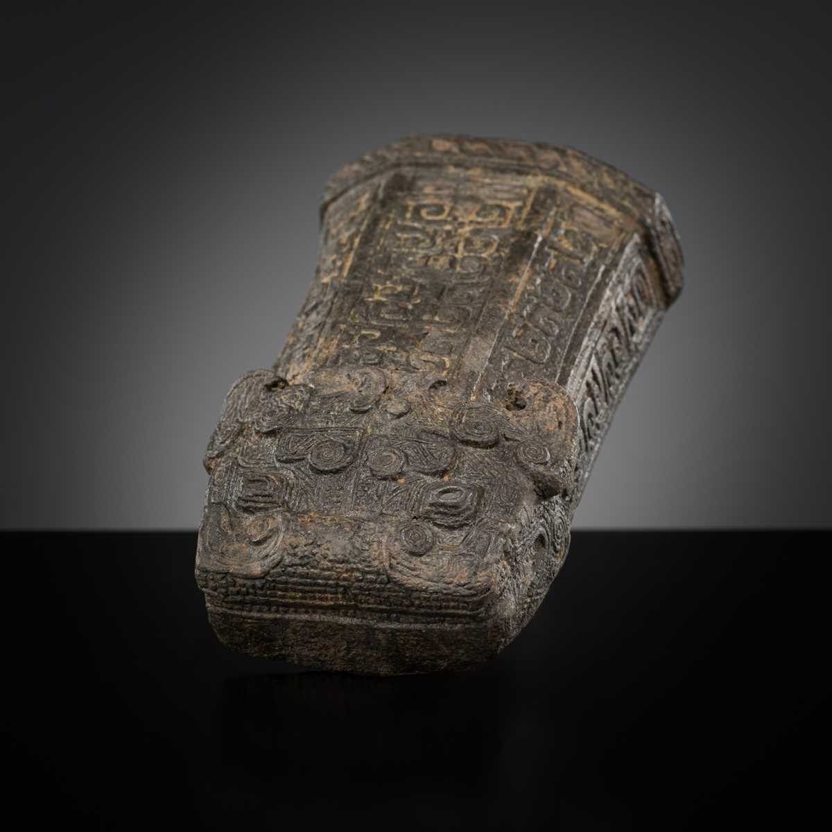Lot 61 - A BRONZE ‘DRAGON HEAD’ CHARIOT POLE FITTING, WARRING STATES PERIOD