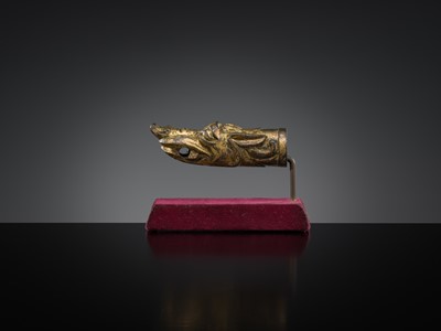 Lot 377 - A GILT BRONZE ‘DRAGON HEAD’ CHARIOT TERMINAL, HAN DYNASTY