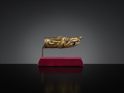 Lot 377 - A GILT BRONZE ‘DRAGON HEAD’ CHARIOT TERMINAL, HAN DYNASTY