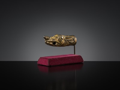 Lot 377 - A GILT BRONZE ‘DRAGON HEAD’ CHARIOT TERMINAL, HAN DYNASTY