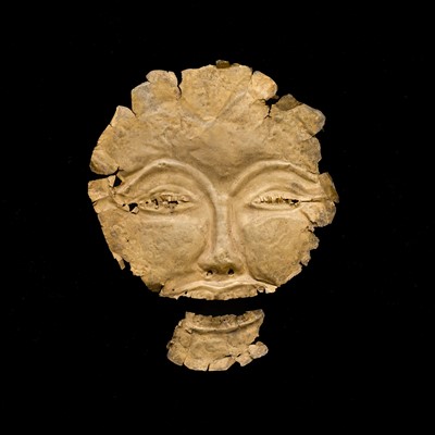 Lot 661 - A RARE GOLD FUNERARY MASK, JAVA, 3RD CENTURY BC OR EARLIER