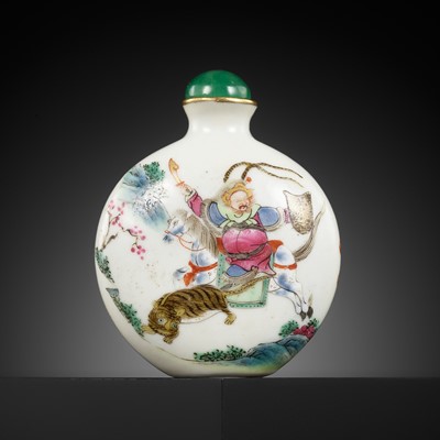 Lot 501 - AN IMPERIAL FAMILLE ROSE ‘ROMANCE OF THE THREE KINGDOMS’ SNUFF BOTTLE, DAOGUANG MARK AND PERIOD