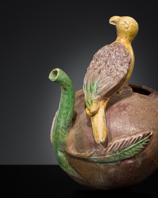 Lot 556 - A SANCAI-GLAZED ‘BIRD ON PEACH’ WATER DROPPER, LATE MING TO EARLY QING DYNASTY