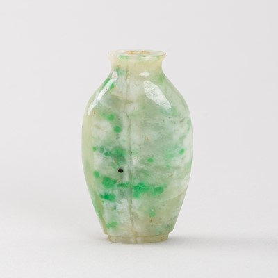 AN APPLE GREEN HARDSTONE SNUFF BOTTLE, LATE QING TO REPUBLIC