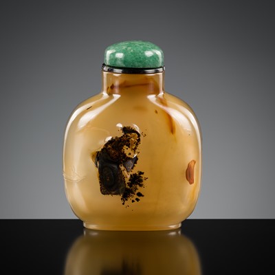 Lot 484 - A SHADOW AGATE ‘PAINTING SCHOLAR’ SNUFF BOTTLE, QING DYNASTY