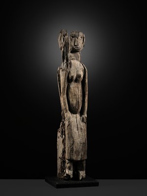 Lot 229 - A LARGE WOOD FIGURE, HAMPATONG, DAYAK PEOPLE, IBAN TRIBE, 19TH TO EARLY 20TH CENTURY