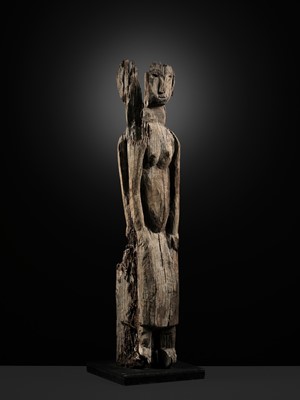 Lot 229 - A LARGE WOOD FIGURE, HAMPATONG, DAYAK PEOPLE, IBAN TRIBE, 19TH TO EARLY 20TH CENTURY