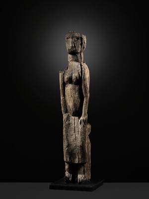 Lot 229 - A LARGE WOOD FIGURE, HAMPATONG, DAYAK PEOPLE, IBAN TRIBE, 19TH TO EARLY 20TH CENTURY