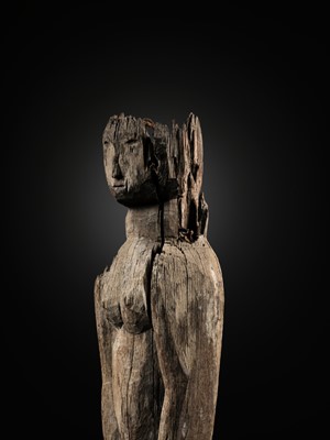 Lot 229 - A LARGE WOOD FIGURE, HAMPATONG, DAYAK PEOPLE, IBAN TRIBE, 19TH TO EARLY 20TH CENTURY