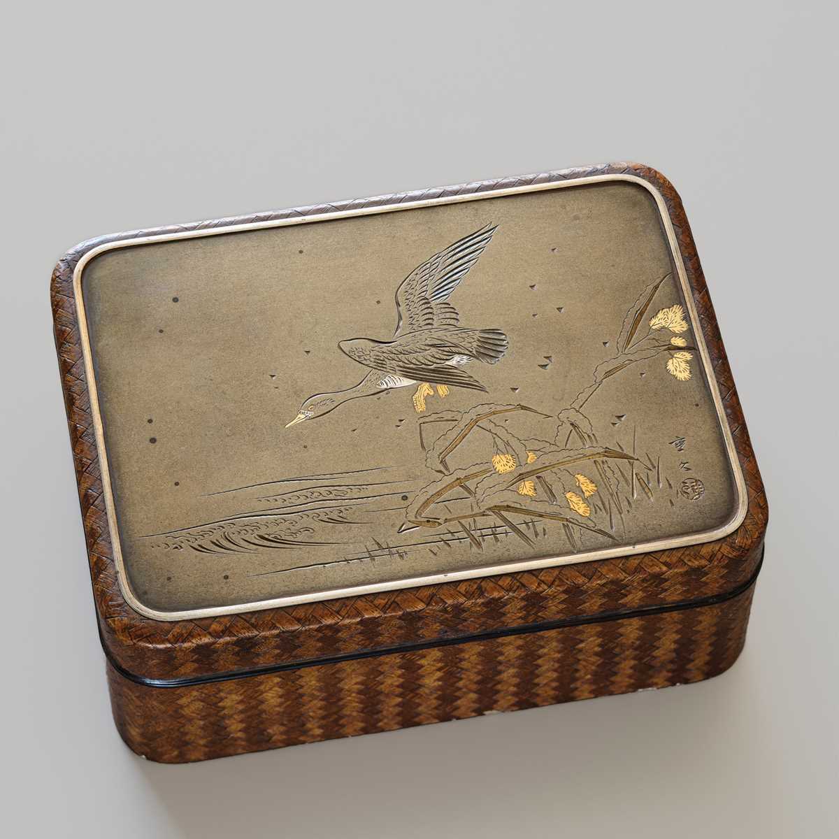 Lot 15 - SHIGEHISA: A WOVEN RATTAN BOX AND COVER INLAID WITH A FINE SHIBUICHI PLAQUE DEPICTING A GOOSE IN WINTER