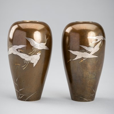 Lot 103 - INOUE OF KYOTO: A PAIR OF SMALL SILVER-INLAID SENTOKU VASES WITH RED-CROWNED CRANES