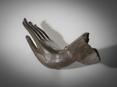 Lot 689 - A BRONZE HAND OF BUDDHA, SUKHOTHAI KINGDOM (1238-1438)