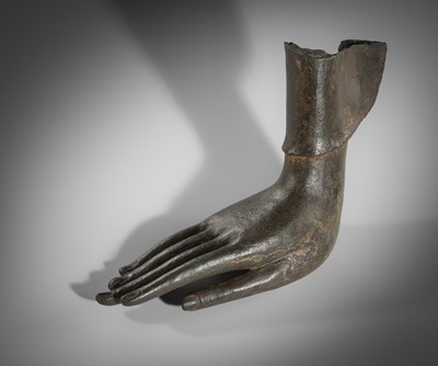 Lot 689 - A BRONZE HAND OF BUDDHA, SUKHOTHAI KINGDOM (1238-1438)