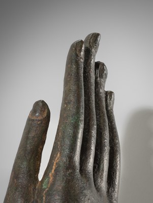 Lot 689 - A BRONZE HAND OF BUDDHA, SUKHOTHAI KINGDOM (1238-1438)