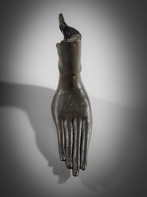 Lot 689 - A BRONZE HAND OF BUDDHA, SUKHOTHAI KINGDOM (1238-1438)