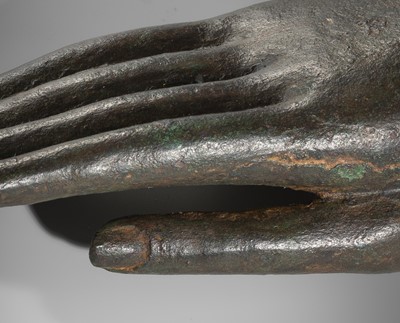 Lot 689 - A BRONZE HAND OF BUDDHA, SUKHOTHAI KINGDOM (1238-1438)