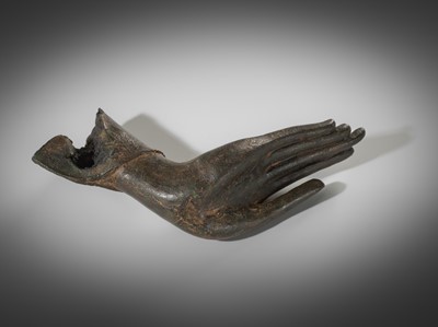 Lot 689 - A BRONZE HAND OF BUDDHA, SUKHOTHAI KINGDOM (1238-1438)