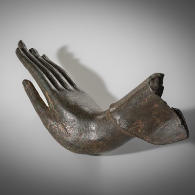 Lot 689 - A BRONZE HAND OF BUDDHA, SUKHOTHAI KINGDOM (1238-1438)