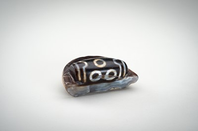 Lot 1523 - A LARGE AND RARE AGATE MATRIX ‘DZI BEAD’ CARVING, 19TH CENTURY