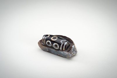 Lot 1523 - A LARGE AND RARE AGATE MATRIX ‘DZI BEAD’ CARVING, 19TH CENTURY