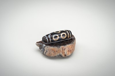 Lot 1523 - A LARGE AND RARE AGATE MATRIX ‘DZI BEAD’ CARVING, 19TH CENTURY