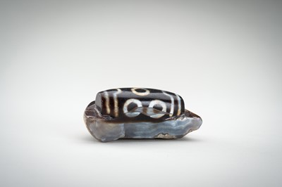 Lot 1523 - A LARGE AND RARE AGATE MATRIX ‘DZI BEAD’ CARVING, 19TH CENTURY